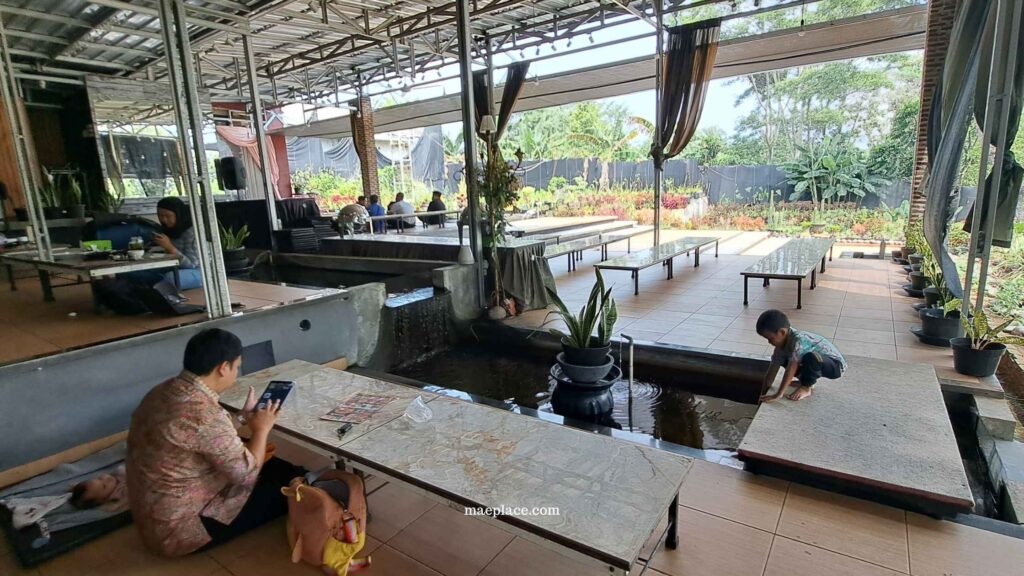 area lesehan tempat makan