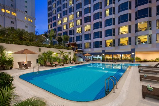 outdoor-swimming-pool-millenium-hotel-sirih-jakarta