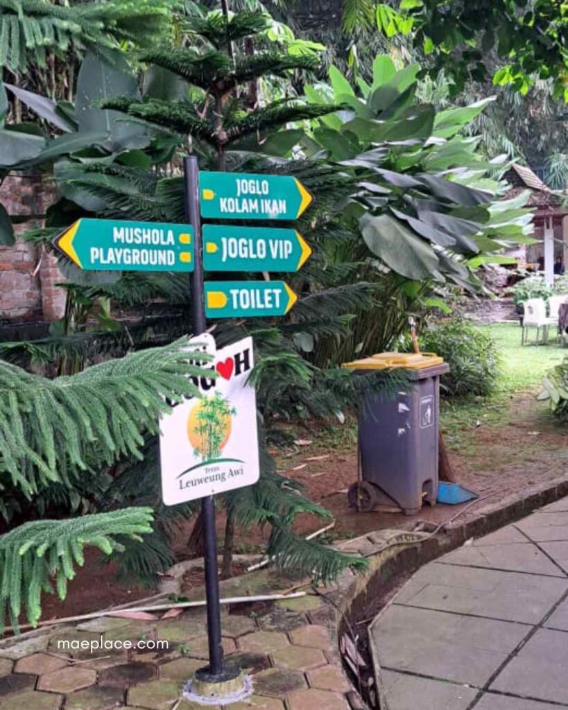 Suasana outdoor tempat makan