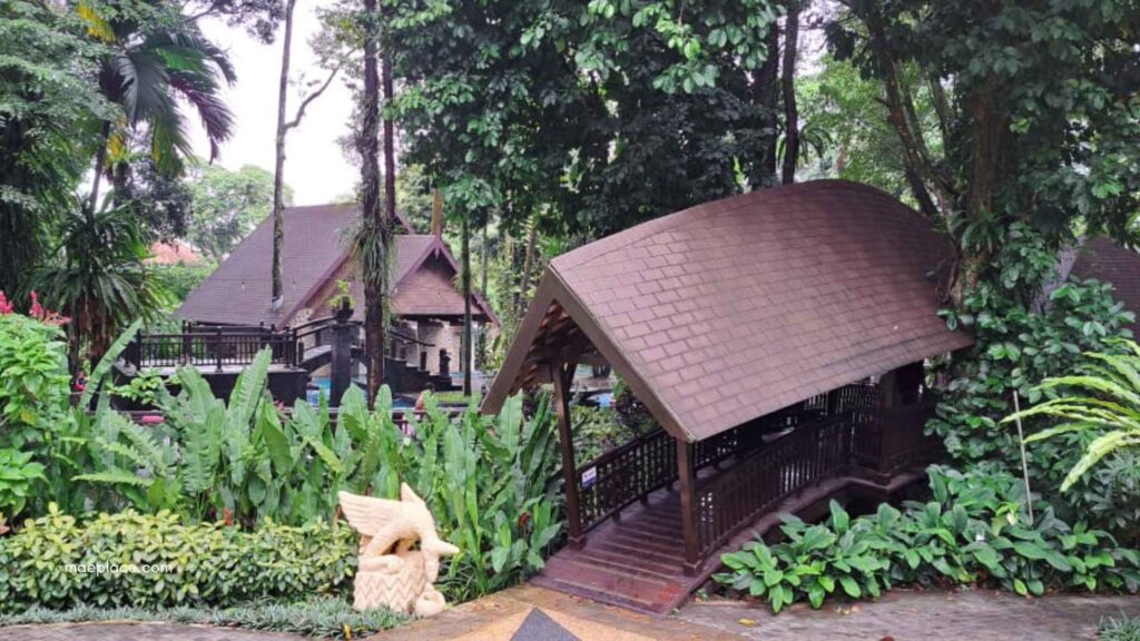 Area menuju kolam renang Novotel Bogor
