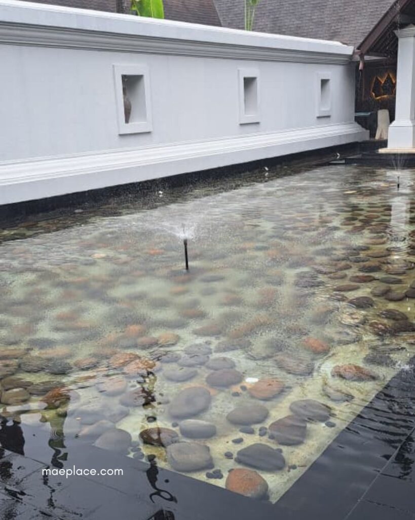 kolam di lobi hotel
