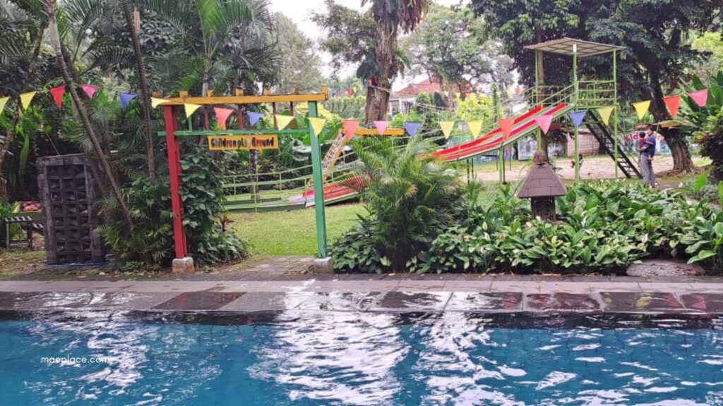 Kolam renang dan playground area
