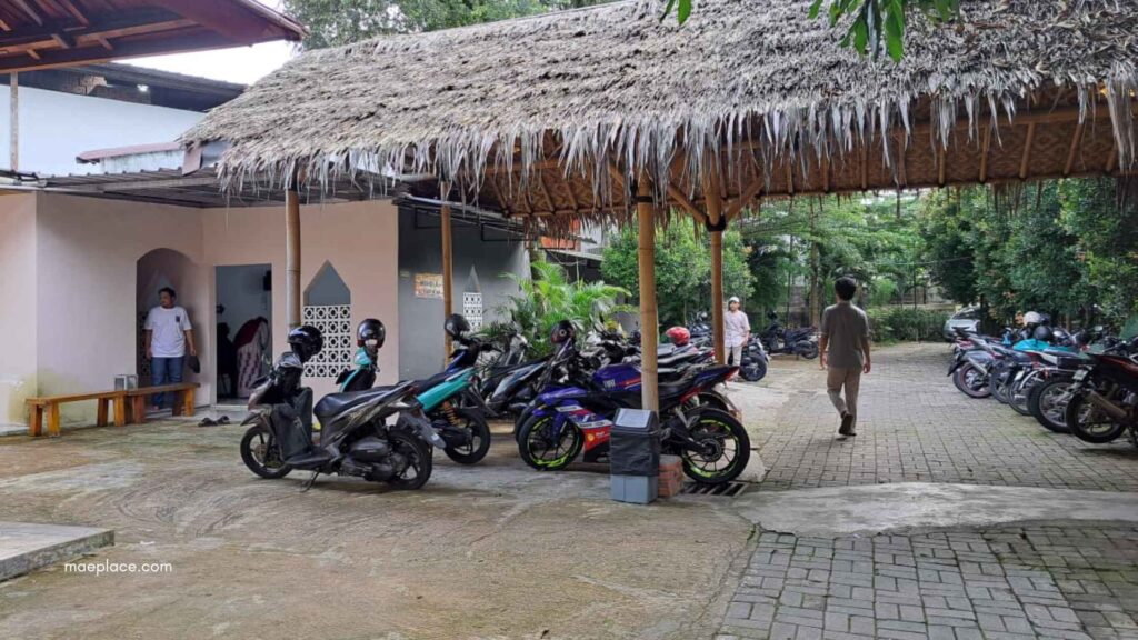 Area Parkir dan Mushola Restoran