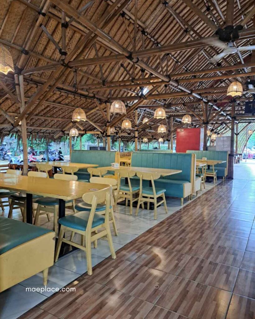 Area tempat duduk di Gubug Berkah BSD